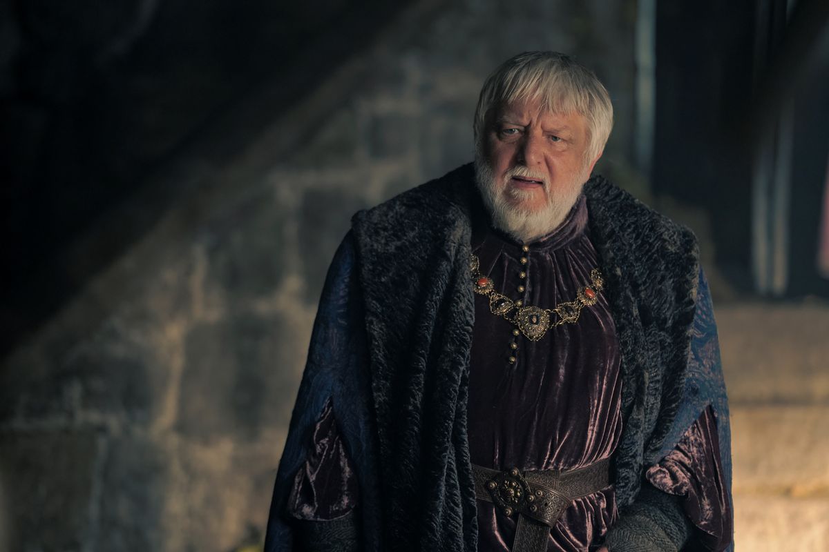 Ser Simon Strong (Sir Simon Beale) looks puzzled in a scene set at Harrenhal in House of the Dragon season 2 episode 4.